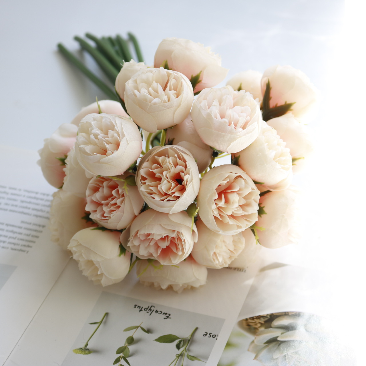 Chic konstgjord blombukett (1 + 1 GRATIS)