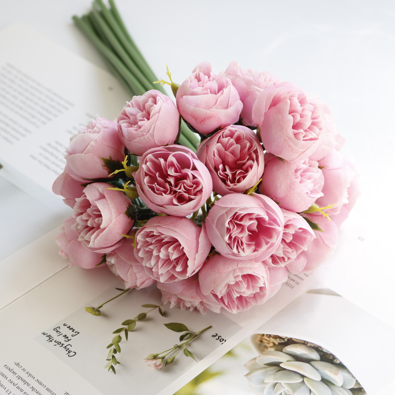 Chic konstgjord blombukett (1 + 1 GRATIS)